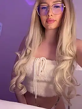 Snapshot of mollyxxx chatting on 03.04.25 mollyxxx online show from 03.04.25