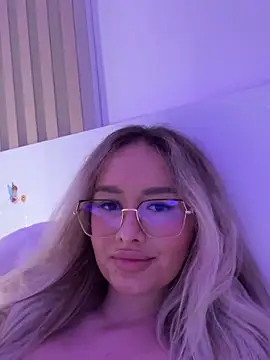 Snapshot of mollyxxx chatting on 03.07.25 mollyxxx online show from 03.07.25