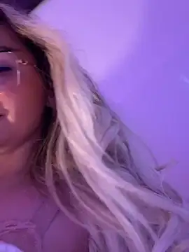 Snapshot of mollyxxx chatting on 03.08.25 mollyxxx online show from 03.08.25