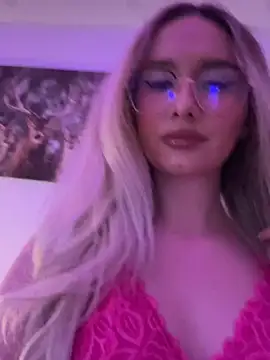 Snapshot of mollyxxx chatting on 03.10.25 mollyxxx online show from 03.10.25