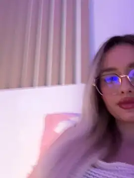 Snapshot of mollyxxx chatting on 03.15.25 mollyxxx online show from 03.15.25