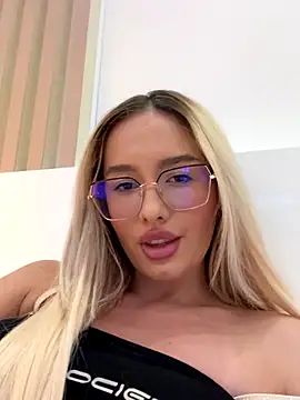 Snapshot of mollyxxx chatting on 09.11.25 mollyxxx online show from 09.11.25