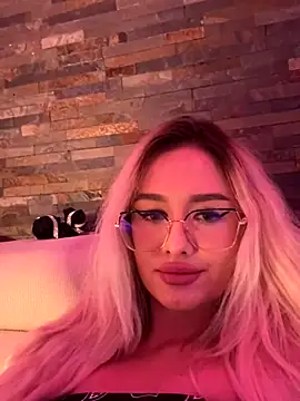 Snapshot of mollyxxx chatting on 09.13.25 mollyxxx online show from 09.13.25