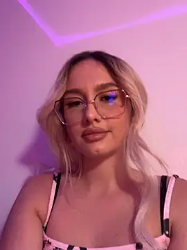 Snapshot of mollyxxx chatting on 09.25.25 mollyxxx online show from 09.25.25