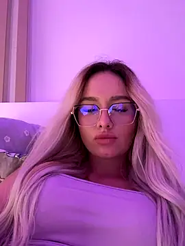 Snapshot of mollyxxx chatting on 09.29.25 mollyxxx online show from 09.29.25