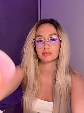 Snapshot of mollyxxx chatting on 09.30.25 mollyxxx online show from 09.30.25