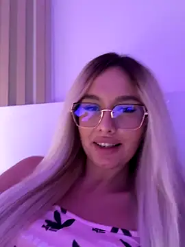 Snapshot of mollyxxx chatting on 10.01.25 mollyxxx online show from 10.01.25