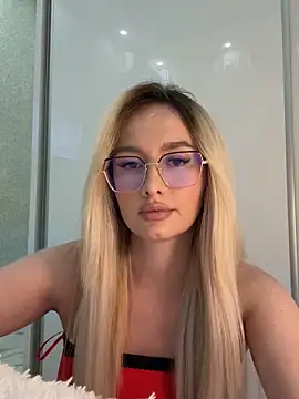 Snapshot of mollyxxx chatting on 10.03.25 mollyxxx online show from 10.03.25