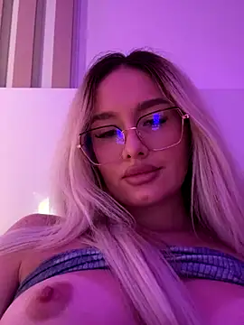 Snapshot of mollyxxx chatting on 10.09.25 mollyxxx online show from 10.09.25