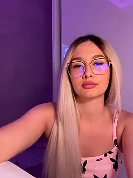 Snapshot of mollyxxx chatting on 10.13.25 mollyxxx online show from 10.13.25