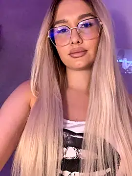 Snapshot of mollyxxx chatting on 10.25.25 mollyxxx online show from 10.25.25