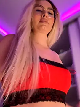 Snapshot of mollyxxx chatting on 11.22.25 mollyxxx online show from 11.22.25