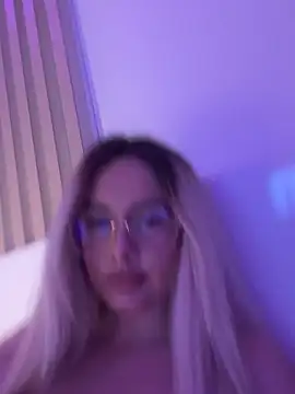 Snapshot of mollyxxx chatting on 12.03.25 mollyxxx online show from 12.03.25