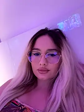 Snapshot of mollyxxx chatting on 12.22.25 mollyxxx online show from 12.22.25