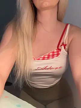 Snapshot of mollyxxx chatting on 02.27.26 mollyxxx online show from 02.27.26