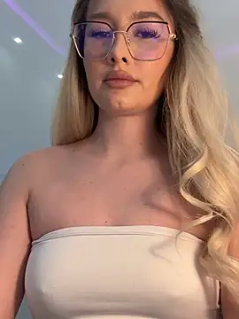 Snapshot of mollyxxx chatting on 03.14.26 mollyxxx online show from 03.14.26