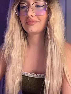 Snapshot of mollyxxx chatting on 03.27.26 mollyxxx online show from 03.27.26