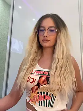 Snapshot of mollyxxx chatting on 03.31.26 mollyxxx online show from 03.31.26