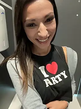 Snapshot of _MiaQueen_ chatting on 09.12.25  MiaQueen  online show from 09.12.25