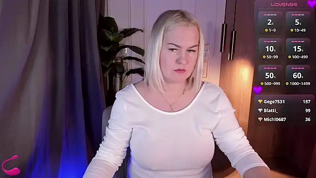 Snapshot of YolandaKiss chatting on 02.22.25 YolandaKiss online show from 02.22.25