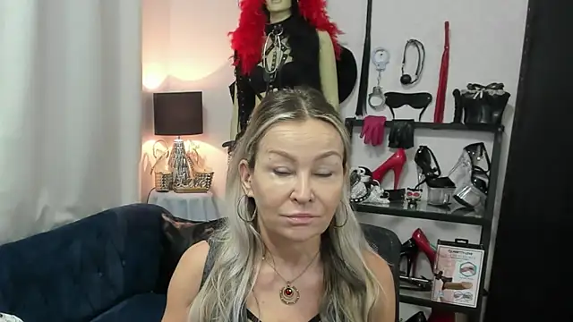 Snapshot of crystaLUX chatting on 06.18.26 crystaLUX online show from 06.18.26
