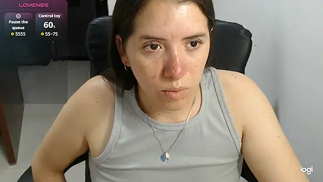 Snapshot of spicey_latina chatting on 06.23.26 spicey latina online show from 06.23.26