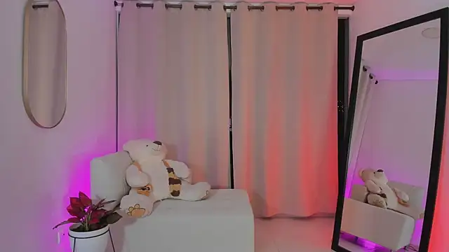 roxie gates  online show from 10.19.25