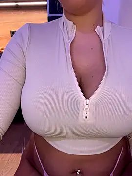 Snapshot of Liiaa chatting on 12.17.25 Liiaa online show from 12.17.25