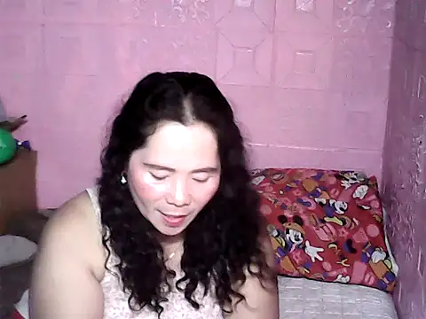 Snapshot of hotpusie_4u chatting on 09.15.25 hotpusie 4u online show from 09.15.25