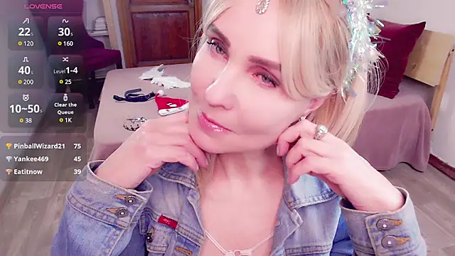 Snapshot of _unique_cam_ chatting on 12.14.24 unique cam online show from 12.14.24