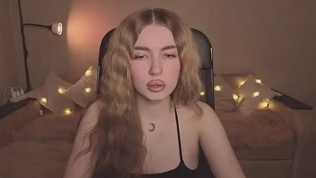 Snapshot of ViolettaLopez chatting on 02.15.26 ViolettaLopez online show from 02.15.26