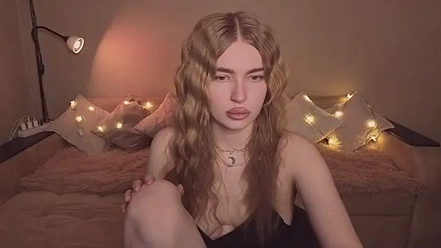 Snapshot of ViolettaLopez chatting on 03.16.26 ViolettaLopez online show from 03.16.26