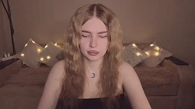 Snapshot of ViolettaLopez chatting on 03.25.26 ViolettaLopez online show from 03.25.26