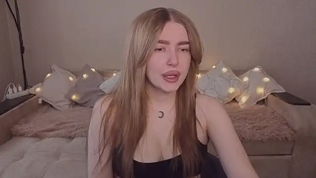 Snapshot of ViolettaLopez chatting on 04.10.26 ViolettaLopez online show from 04.10.26