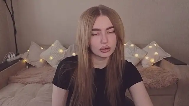 Snapshot of ViolettaLopez chatting on 04.15.26 ViolettaLopez online show from 04.15.26