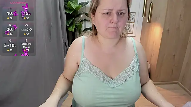 Snapshot of ScarlettSoft chatting on 12.10.24 ScarlettSoft online show from 12.10.24