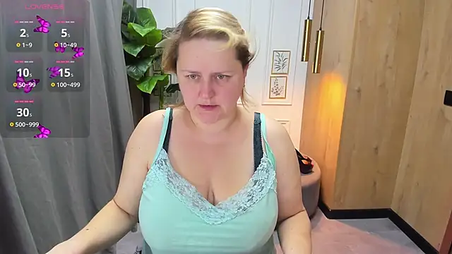 Snapshot of ScarlettSoft chatting on 10.28.25 ScarlettSoft online show from 10.28.25