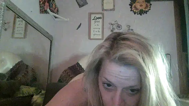 Snapshot of MommaCummins00 chatting on 03.29.26 MommaCummins00 online show from 03.29.26