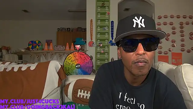 Snapshot of boomboomr00m chatting on 10.10.25 boomboomr00m online show from 10.10.25