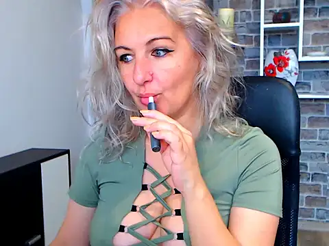 Snapshot of angel_devil_milf chatting on 12.03.24 angel devil milf online show from 12.03.24