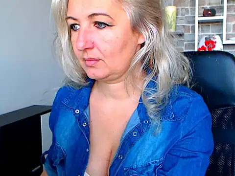 Snapshot of angel_devil_milf chatting on 01.27.25 angel devil milf online show from 01.27.25