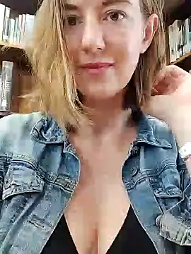 Snapshot of TopsyWilde chatting on 01.31.25 TopsyWilde online show from 01.31.25