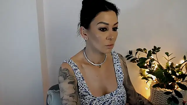 Snapshot of Xentthia chatting on 06.23.26 Xentthia online show from 06.23.26