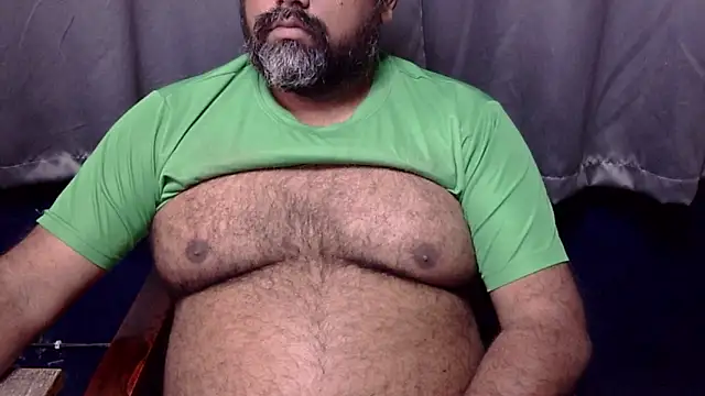 Snapshot of hairysubcub_70 chatting on 02.01.26 hairysubcub 70 online show from 02.01.26