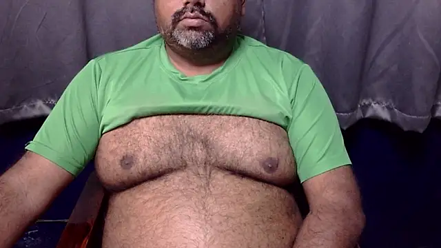 Snapshot of hairysubcub_70 chatting on 02.15.26 hairysubcub 70 online show from 02.15.26
