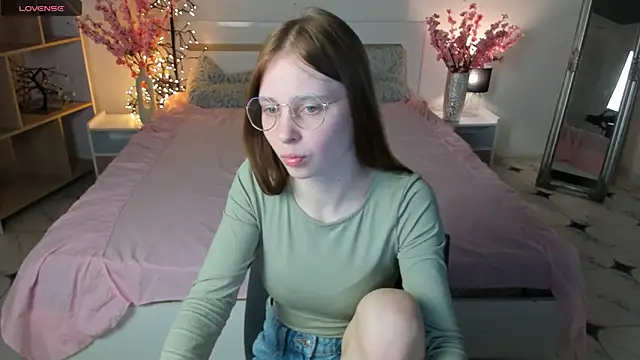 Snapshot of CharmedDoll chatting on 03.21.25 CharmedDoll online show from 03.21.25