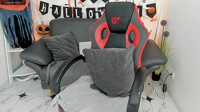 Snapshot of CharmedDoll chatting on 10.17.25 CharmedDoll online show from 10.17.25