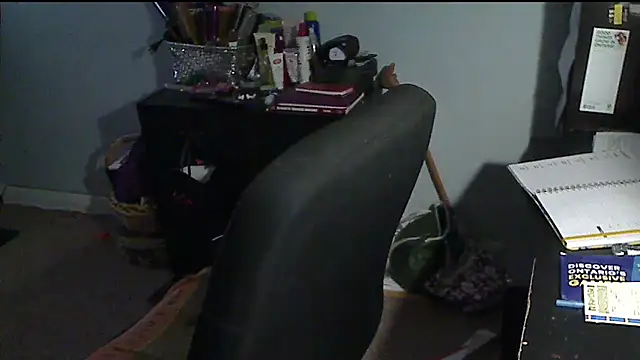 Snapshot of XTRAHORNYONE chatting on 11.18.25 XTRAHORNYONE online show from 11.18.25