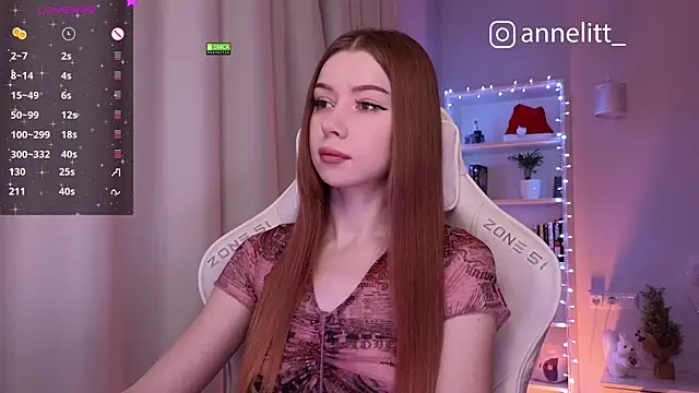 Snapshot of Annelitt chatting on 01.04.25 Annelitt online show from 01.04.25