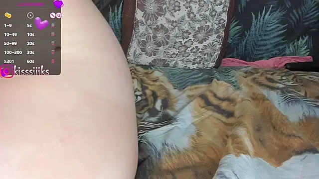 Snapshot of kisssiiik chatting on 03.08.25 kisssiiik online show from 03.08.25